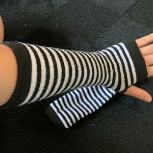 Fingerless stripped glove